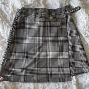 Brandy Melville trendy plaid skirt black tan white
